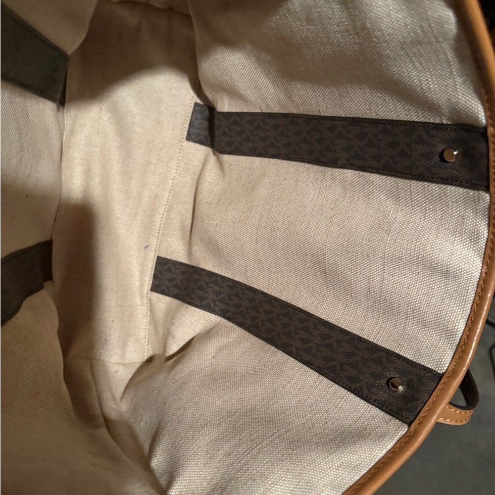 Michael Kors large bag in great condition. Comes with an envelope wallet. - Picture 8 of 11